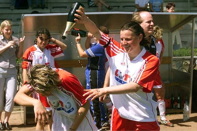 Pia Wunderlich (re.) verpasst Bianca Rech (beide 1. FFC Frankfurt) eine Sektdusche Fußball 1. BL Damen Frauenfußball 2000 2001, Frauen, 1. FFC Frankfurt Gruppe Stadion am Brentanobad Frankfurt M. Freude