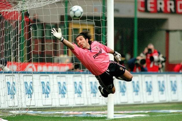 Torwart Gianluigi Buffon (Parma) Fußball Herren Serie A 2000 2001, 1. italienische Liga, Mailand - AC Parma 2:2 Einzelbild Stadio Giuseppe Meazza, San Siro Mailand Dynamik, Abwehr,