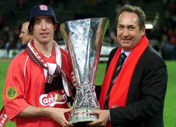 Robbie Fowler und Trainer Gerard Houllier (beide Liverpool) mit der Trophäe Fußball EC 3 Herren UEFA-Cup 2000 2001, Europapokal: FC Liverpool (England) Gruppe Westfalenstadion Dortmund Freude,