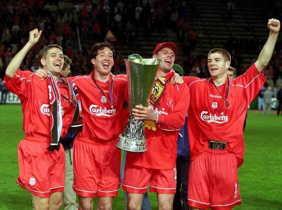 V.li.: Michael Owen, Robbie Fowler, Jamie Carragher und Steven Gerrard (alle Liverpool) mit der Trophäe Fußball EC 3 Herren UEFA-Cup 2000 2001, Europapokal: FC Liverpool (England) Gruppe Westfalenstadion Dortmund Freude,