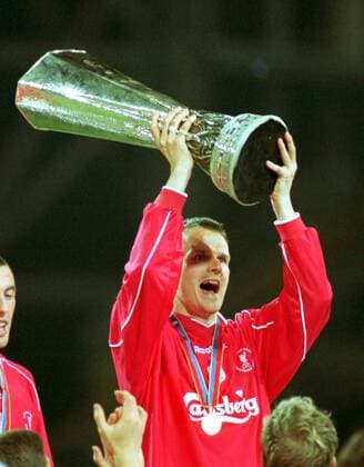 Dietmar Hamann (Liverpool) präsentiert den UEFA-Pokal Fußball EC 3 Herren UEFA-Cup 2000 2001, Pokal, Europapokal, Europacup, Liverpool FC (England), Vneg Einzelbild Westfalenstadion Dortmund Begeisterung, Freude,