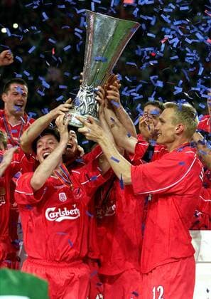 Robbie Fowler (vorn li.) und Sami Hyypiä (re., beide Liverpool) mit der Trophäe Fußball EC 3 Herren UEFA-Cup 2000 2001, Europapokal: FC Liverpool (England) Gruppe Westfalenstadion Dortmund Begeisterung, Freude,