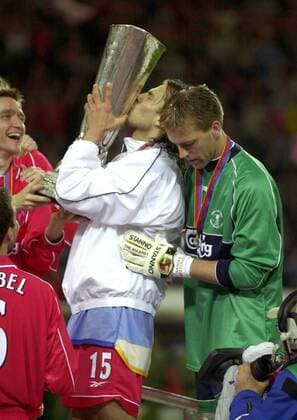 Patrik Berger küßt die Trophäe, re. Torwart Sander Westerveld (beide Liverpool) Fußball EC 3 Herren UEFA-Cup 2000 2001, Europapokal: FC Liverpool (England) Gruppe Westfalenstadion Dortmund Glück Freude,