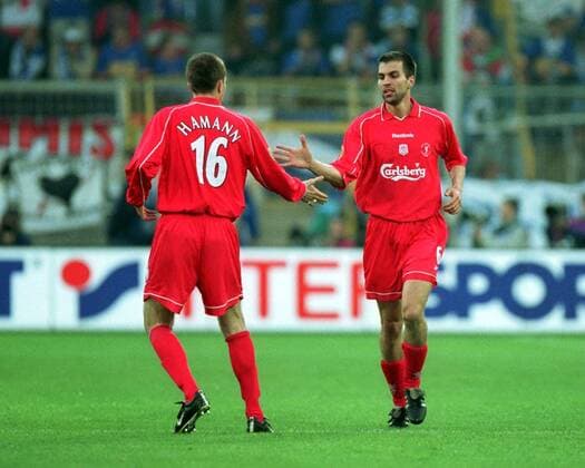Markus Babbel (re.) klatscht Dietmar Hamann (beide Liverpool) ab Fußball EC 3 Herren UEFA-Cup 2000 2001, Pokal, Europapokal, Europacup, Liverpool FC (England), Vneg Gruppe Westfalenstadion Dortmund Harmonie