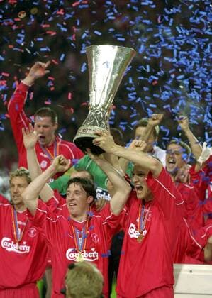 Robbie Fowler (li.) und Sami Hyypiä (beide Liverpool) mit der Trophäe Fußball EC 3 Herren UEFA-Cup 2000 2001, Europapokal: FC Liverpool (England) Gruppe Westfalenstadion Dortmund Freude,