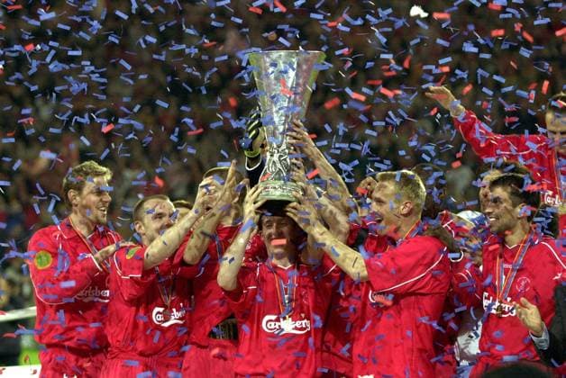 Liverpool geht im Konfettiregen unter, v.li. Stephane Henchoz, Danny Murphy, Steven Gerrard, Robbie Fowler, Sami Hyypiä und Markus Babbel Fußball EC 3 Herren UEFA-Cup 2000 2001, Europapokal: FC Liverpool (England) Gruppe Westfalenstadion Dortmund Begeisterung, Freude,