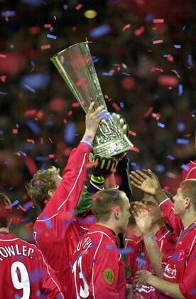 Henchoz (Liverpool) jubelt mit der Trophäe Fußball EC 3 Herren UEFA-Cup 2000 2001, Europapokal: FC Liverpool (England) Gruppe Westfalenstadion Dortmund Freude,