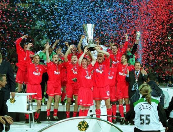 Der FC Liverpool feiert den Sieg - Robbie Fowler (vorn, li.) und Sami Hyypiä (vorn re.) präsentieren den UEFA-Pokal, dahinter in der vorderen Reihe, v.li.: Stephane Henchoz, Danny Murphy, Steven Gerrard, Markus Babbel und Trainer Gerard Houllier; hintere Reihe: Jamie Carragher, Torwart Pegguy Arphexad, Michael Owen, Stephen Wright und Vladimir Smicer (re.) Fußball EC 3 Herren UEFA-Cup 2000 2001, Pokal, Europapokal, Europacup, Finale, Endspiel, Vneg Totale Westfalenstadion Dortmund Begeisterung, Freude,