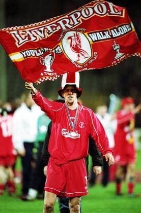 Stéphane Henchoz (Liverpool) schwenkt eine Liverpool-Fahne: You ll never walk alone Fußball EC 3 Herren UEFA-Cup 2000 2001, Pokal, Europapokal, Europacup, Finale, Endspiel, Liverpool FC (England) Einzelbild Westfalenstadion Dortmund Freude, Begeisterung,