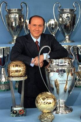 Silvio Berlusconi (Italien), designierter italienischer Ministerpräsident und Präsident des AC Milan, mit den Trophäen des Vereins Fußball Herren Serie A 2000 2001, 1. Italienische Liga, Pressetermin Einzelbild Trophäensammlung Mailand