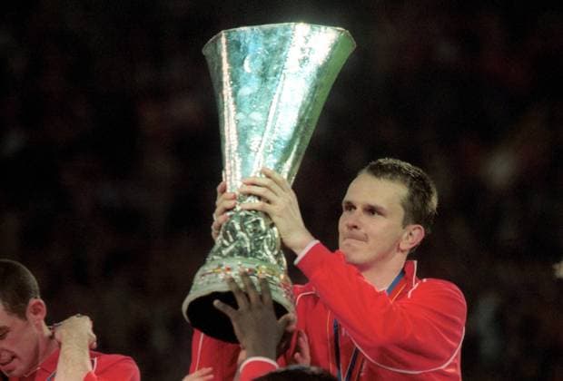 Dietmar Hamann (Liverpool) hält die Trophäe hoch Fußball EC 3 Herren UEFA-Cup 2000 2001, Pokal, Europapokal, Europacup, Finale, Endspiel, FC Liverpool (England) Einzelbild Westfalenstadion Dortmund Glück, Freude,