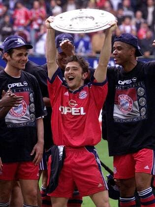 Fußball, FC Bayern München, Deutscher Meister 2001 Bixente Lizarazu (Mitte) präsentiert die Meisterschale, daneben Willy Sagnol (li.) und Paulo Sergio (alle Bayern) Fußball 1. BL Herren Saison 2000 2001, Hamburg - FC Bayern München 1:1 Gruppe Volksparkstadion Hamburg Freude, Begeisterung,