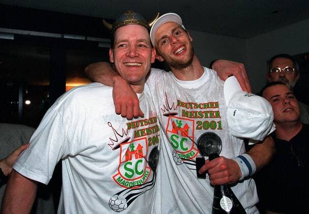 Trainer Alfred Gislason (li.) und Olafur Stefansson (beide SCM) in Meisterlaune Handball 1. BL Herren Saison 2000 2001. SC Magdeburg, Meisterfeier, Feier, Deutscher Meister, Deutsche Meisterschaft Gruppe Bördelandhalle Magdeburg Harmonie, Glück Freude,