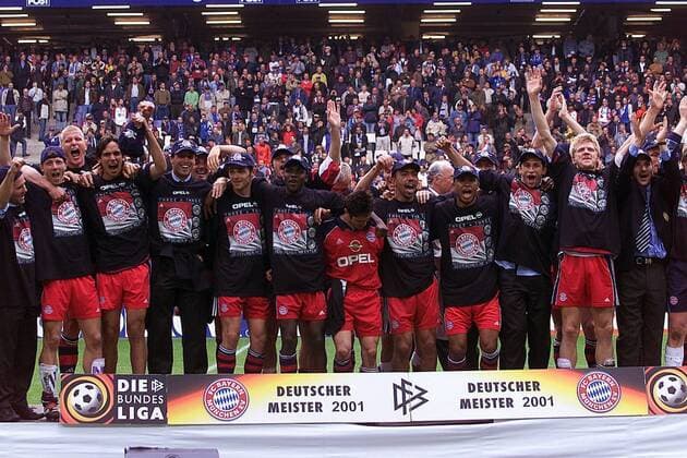Fußball, FC Bayern München, Deutscher Meister 2001 Mannschaftsfoto FC Bayern Fußball 1. BL Herren Saison 2000 2001: Hamburg - FC Bayern München 1:1, Deutscher Meister, Deutsche Meisterschaft Totale Volksparkstadion Hamburg Freude,