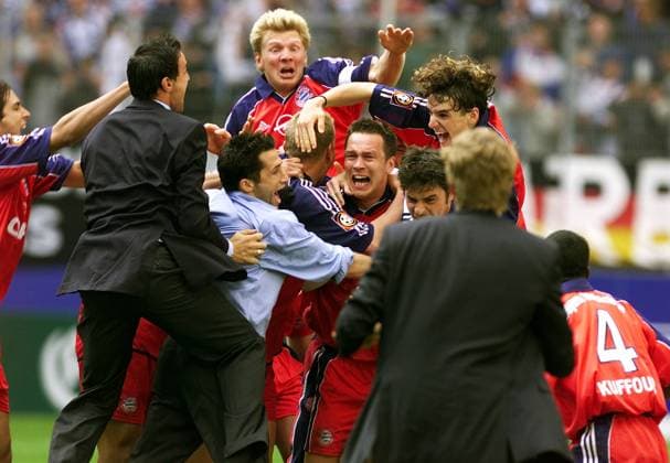 Torjubel Bayern: Torschütze Patrik Andersson (Mitte) wird fast erdrückt, v. li.: di Salvo, Salihamidzic, Jancker, Sforza und Hargreaves, dahinter Effenberg Fußball 1. BL Herren Saison 2000 2001, Hamburg - FC Bayern München 1:1 Totale Volksparkstadion Hamburg Glück, Freude, Begeisterung,