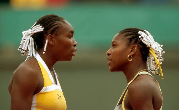 Venus Williams (li.) im Gespräch mit ihrer Schwester Serena (beide USA) Tennis Damen French Open 1999, WTA-Tour, Grand Slam, Sand, Sandplatz, Sandplatzturnier, Sandplatztennis, Vdia Gruppe Roland Garros Paris