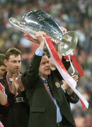 Trainer Ottmar Hitzfeld (Bayern) präsentiert stolz den Champions-League-Pokal Fußball EC 1 Herren Champions League 2000 2001, Finale, Endspiel, FC Bayern München Gruppe Stadio Giuseppe-Meazza, San Siro Mailand Glück, Begeisterung, Freude,