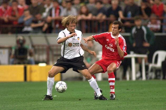 Gaizca Mendieta (Valencia, li.) gegen Mehmet Scholl (Bayern) Fußball EC 1 Herren Champions League 2000 2001, Finale, Endspiel, FC Bayern München - CF Valencia (Spanien) 5:4 n.E. Gruppe Giuseppe-Meazza-Stadion San Siro Mailand
