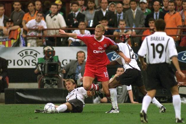 Carsten Jancker (Bayern, Mitte) gegen Gaizca Mendieta (li.) und Jocelyn Angloma (beide Valencia) Fußball EC 1 Herren Champions League 2000 2001, Finale, Endspiel, FC Bayern München - CF Valencia (Spanien) 5:4 n.E. Gruppe Giuseppe-Meazza-Stadion San Siro Mailand