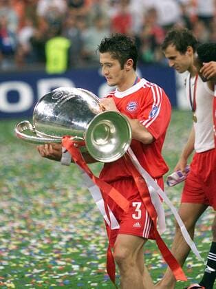 Bixente Lizarazu (Bayern) betrachtet versunken den Pokal Fußball EC 1 Herren Champions League 2000 2001, Finale, Endspiel, FC Bayern München Einzelbild Giuseppe-Meazza-Stadion San Siro Mailand