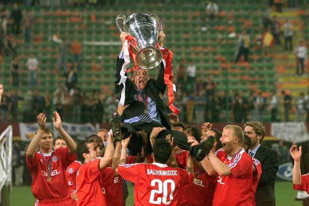 Fußball, FC Bayern München, Champions League Sieger 2001 Trainer Ottmar Hitzfeld (Bayern) wird von seinen Jungs gefeiert Fußball EC 1 Herren Champions League 2000 2001, Finale, Endspiel, FC Bayern München Totale Giuseppe-Meazza-Stadion San Siro Mailand Freude, Begeisterung