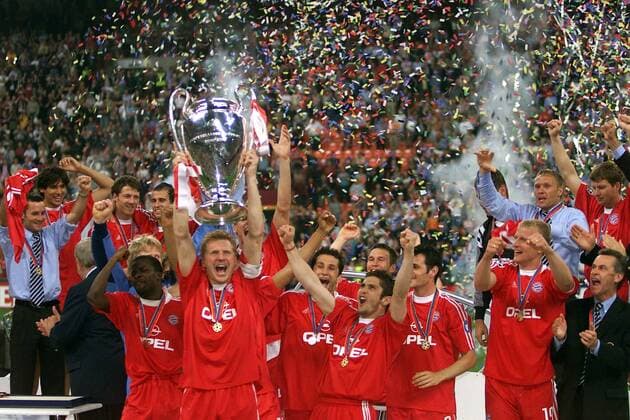 Stefan Effenberg (Bayern) und Teamkollegen bejubeln den lang ersehnten Pokal Fußball EC 1 Herren Champions League 2000 2001, Finale, Endspiel, FC Bayern München Totale Giuseppe-Meazza-Stadion San Siro Mailand Freude, Begeisterung