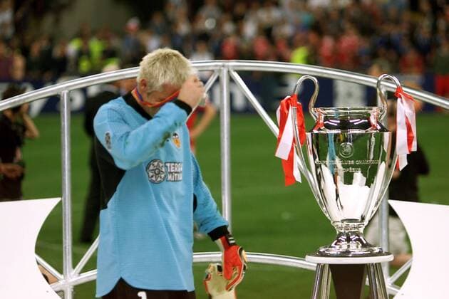 Torwart José Santiago Canizares (Valencia) enttäuscht neben der verpassten Trophäe Fußball EC 1 Herren Champions League 2000 2001, Finale, Endspiel, CF Valencia Einzelbild Giuseppe-Meazza-Stadion San Siro Mailand Enttäuschung,