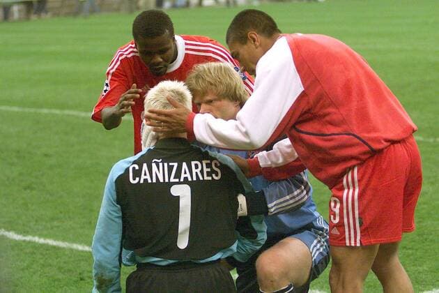 Torwart José Santiago Canizares (Valencia, vorn) wird von Torwartkollege Oliver Kahn (Mitte), Samuel Osei Kuffour (li.) und Giovane Elber (alle Bayern) getröstet Fußball EC 1 Herren Champions League 2000 2001, Finale, Endspiel, FC Bayern München - CF Valencia (Spanien) 5:4 n.E. Gruppe Giuseppe-Meazza-Stadion San Siro Mailand Harmonie Enttäuschung, Kameradschaft,