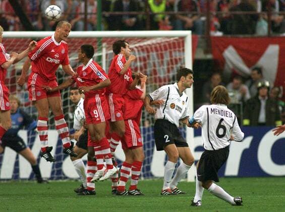Gaizca Mendieta (Valencia, Nr.6) zirkelt den Ball um die Bayern-Mauer herum Fußball EC 1 Herren Champions League 2000 2001, Finale, Endspiel, FC Bayern München - CF Valencia (Spanien) 5:4 n.E. Gruppe Giuseppe-Meazza-Stadion San Siro Mailand Dynamik,