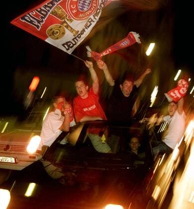 Bayern-Fans feiern auf der Münchener Leopoldstraße Fußball EC 1 Herren Champions League 2000 2001, FC Bayern München, Vdig Gruppe Leopoldstraße München Freude,