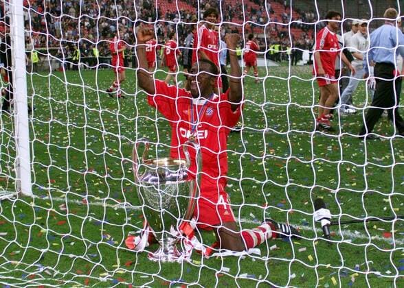 Samuel Osei Kuffour (Bayern) jubelnd mit Pokal im Tor Fußball EC 1 Herren Champions League 2000 2001, Finale, Endspiel, FC Bayern München Einzelbild Giuseppe-Meazza-Stadion San Siro Mailand Freude, Begeisterung