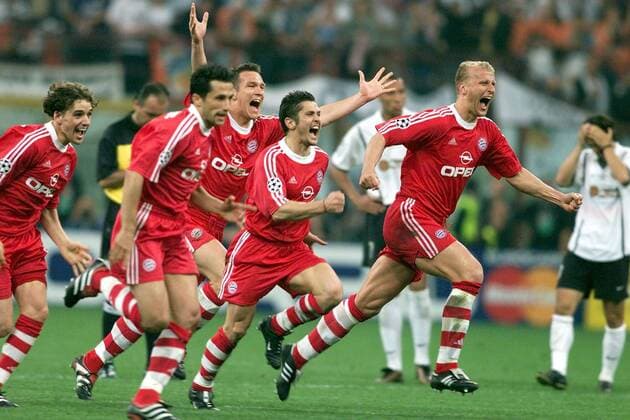 V.re.: Carsten Jancker, Bixente Lizarazu, Patrik Andersson, Salihamidzic und Owen Hargreaves (alle Bayern) jubeln nach der alles entscheidenden Rettungstat ihres Keepers Fußball EC 1 Herren Champions League 2000 2001, Finale, Endspiel, FC Bayern München - CF Valencia (Spanien) 5:4 n.E. Gruppe Giuseppe-Meazza-Stadion San Siro Mailand Freude, Begeisterung,