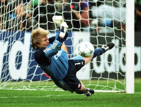 Torwart Oliver Kahn (Bayern) hält den entscheidenden Elfmeter Fußball EC 1 Herren Champions League 2000 2001: FC Bayern München - CF Valencia 6:5 n.E., Finale, Endspiel Einzelbild Stadio Giuseppe-Meazza, San Siro Mailand Dynamik, Abwehr,