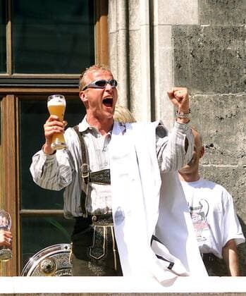 Carsten Jancker (Bayern) jubelt mit Weißbier auf dem Rathausbalkon Fußball 1. BL Herren Saison 2000 2001, Sieg, Sieger, Siegesfeier, Feier: FC Bayern München Einzelbild Marienplatz München Begeisterung, Freude,