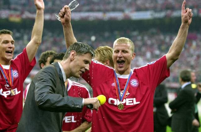 Fußball, FC Bayern München, Champions League Sieger 2001 Carsten Jancker (re., Bayern) badet RTL-Moderator Günther Jauch in Champagner Fußball EC 1 Herren Champions League 2000 2001, Finale, Endspiel, FC Bayern München, Emotionen, Feier, Siegesfeier Gruppe Stadio Giuseppe Meazza, San Siro Mailand Begeisterung, Freude