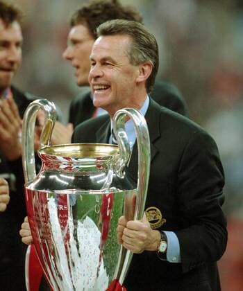 Trainer Ottmar Hitzfeld (Bayern) mit dem Pokal Fußball EC 1 Herren Champions League 2000 2001, Finale, Endspiel, FC Bayern München, Feier, Siegesfeier Einzelbild Stadio Giuseppe Meazza, San Siro Mailand Freude,