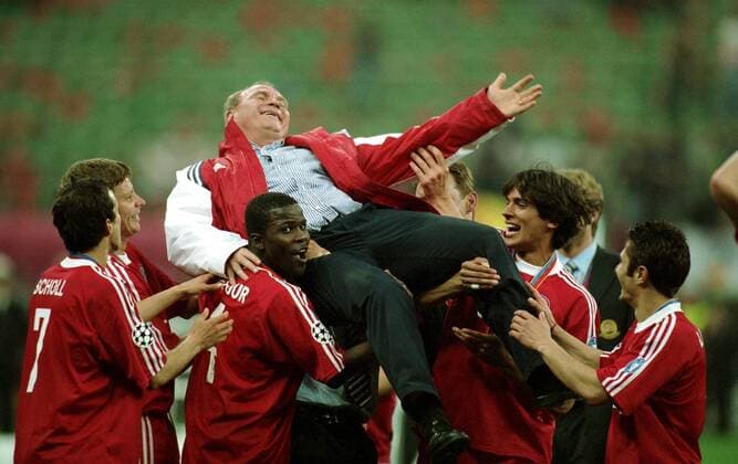 Manager Uli Hoeneß schwebt in großer Glückseligkeit, v.li.: Scholl, Tarnat, Kuffour, Santa Cruz und Lizarazu (alle Bayern) Fußball EC 1 Herren Champions League 2000 2001, Finale, Endspiel, FC Bayern München, Feier, Siegesfeier Einzelbild Stadio Giuseppe Meazza, San Siro Mailand Glück Begeisterung, Freude,