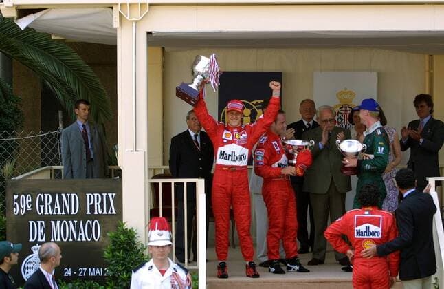 Siegerehrung, v.li.: Michael Schumacher (Deutschland), Rubens Barrichello (Brasilien beide Ferrari), Fürst Rainier von Monaco und Eddie Irvine (Nordirland Jaguar-Racing) Motorsport Grand Prix Herren Großer Preis von Monaco 2001, Formel 1 Weltmeisterschaft, GP, WM, F1, F, Vdig Totale Circuit de Monaco Monte Carlo Freude,