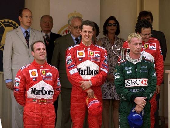 Michael Schumacher (Mitte, Deutschland), Rubens Barrichello (li., Brasilien beide Ferrari) und Eddie Irvine (Nordirland Jaguar-Racing) - Siegerehrung; dahinter die Fürstenfamilie mit Prinz Albert (li.), Fürst Rainier (2.v.li.) und Prinzessin Caroline Motorsport Grand Prix Herren Großer Preis von Monaco 2001, GP, Formel 1, F1, F, WM, Weltmeisterschaft Gruppe Circuit de Monaco Monte Carlo