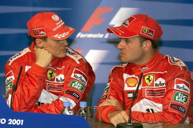 Michael Schumacher (li., Deutschland) und Teamkollege Rubens Barrichello (Brasilien beide Ferrari) während der Pressekonferenz Motorsport Grand Prix Herren Großer Preis von Monaco 2001, GP, Formel 1, F1, F, WM, Weltmeisterschaft Gruppe Circuit de Monaco Monte Carlo