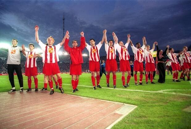 Fußball, DFB-Pokalfinale 2000 2001, 1. FC Union Berlin - FC Schalke 04 Der 1. FC Union Berlin bedankt sich bei ihren Anhängern Fußball Herren DFB-Pokalfinale 2000 2001, Finale, Endspiel, Pokal, Pokalendspiel,1. FC Union Berlin, Vneg Totale Olympiastadion Berlin Freude,