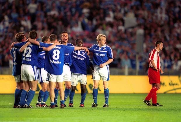 Mannschaftsjubel Schalke 04; Emil Kremenliew (Union) dreht enttäuscht ab Fußball 1. BL Herren DFB-Pokalfinale 2000 2001, Finale, Endspiel, Pokal, Pokalendspiel, Vneg Gruppe Olympiastadion Berlin Freude, Enttäuschung,