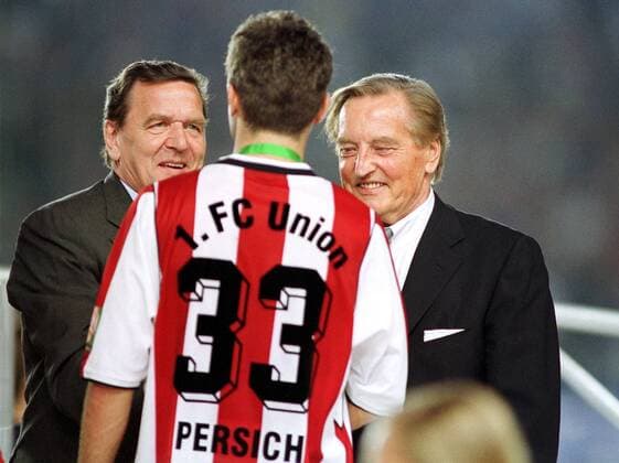 Fußball, DFB-Pokalfinale 2000 2001, 1. FC Union Berlin - FC Schalke 04 Bundeskanzler Gerhard Schröder (li.) und DFB-Präsident Gerhard Mayer-Vorfelder (re.) gratulieren Tom Persich (Union) Fußball Herren DFB-Pokal 2000 2001, Pokalfinale, Finale, Endspiel, Pokalendspiel, Pokalspiel, 1. FC Union Berlin Gruppe Olympiastadion Berlin Freude,