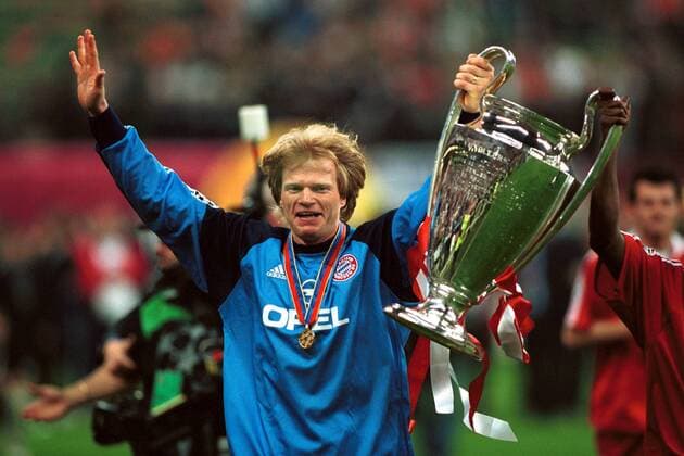 Fußball, FC Bayern München, Champions League Sieger 2001 Torhüter Oliver Kahn (Bayern) mit dem Pott auf der Ehrenrunde Fußball EC 1 Herren Champions League 2000 2001, Finale, Endspiel, FC Bayern München Einzelbild Stadio Giuseppe Meazza, San Siro Mailand Freude,