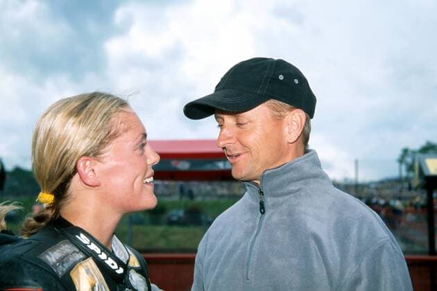 Katja Poensgen (Deutschland Dark Dog Racing Factory, li.) im Gespräch mit Ex-Weltmeister Kevin Schwantz (USA) Motorsport WM Damen Weltmeisterschaft 2001, Motorrad, Motorradrennen, Motorradrennsport, Motorradsport, Vdia Gruppe Mugello