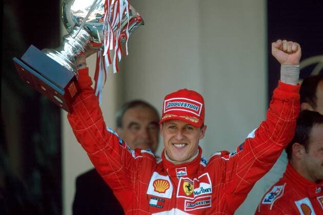 Michael Schumacher (Deutschland Ferrari) mit dem Siegerpokal Motorsport Grand Prix Herren Großer Preis von Monaco 2001, Formel 1, F1, F, GP, WM, Weltmeisterschaft, Vdia Einzelbild Circuit de Monaco Monte Carlo Freude