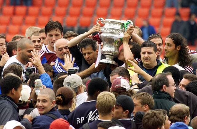 Trainer Lucien Favre (Genf) mit Pokal und Genfer Fans Fußball Herren Schweizer-Pokal 2000 2001, Endspiel, Finale, Pokalfinale, Pokalendspiel, Nationalliga A, NLA, Liga Totale Pokalspiel, St. Jacob-Park Basel Masse Begeisterung, Freude,