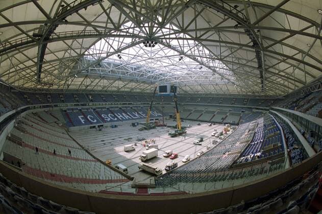 Die neue Arena AufSchalke, in der Bildmitte der Philips-Videowürfel Fußball 1. BL Herren Saison 2001 2002, FC Schalke 04, neu, Stadionneubau, Stadionbau, Neubau Totale SchalkeArena, AufSchalkeArena, Auf Gelsenkirchen