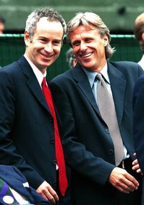 Champions Parade: John McEnroe (li., USA) und Björn Borg (Schweden) - alte Rivalen in trauter Harmonie Tennis Herren All England Championships 2000, WTA-Tour, Rasen, Rasenplatz, Rasentennis, Rasenturnier Gruppe Wimbledon London Harmonie Freude,