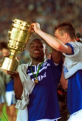 Gerald Asamoah und Tomasz Hajto (beide Schalke) jubeln mit dem DFB Pokal Fußball 1. BL Herren DFB-Pokal 2000 2001, Endspiel, Finale, Pokalendspiel, Pokalfinale Gruppe Olympiastadion Berlin Freude,